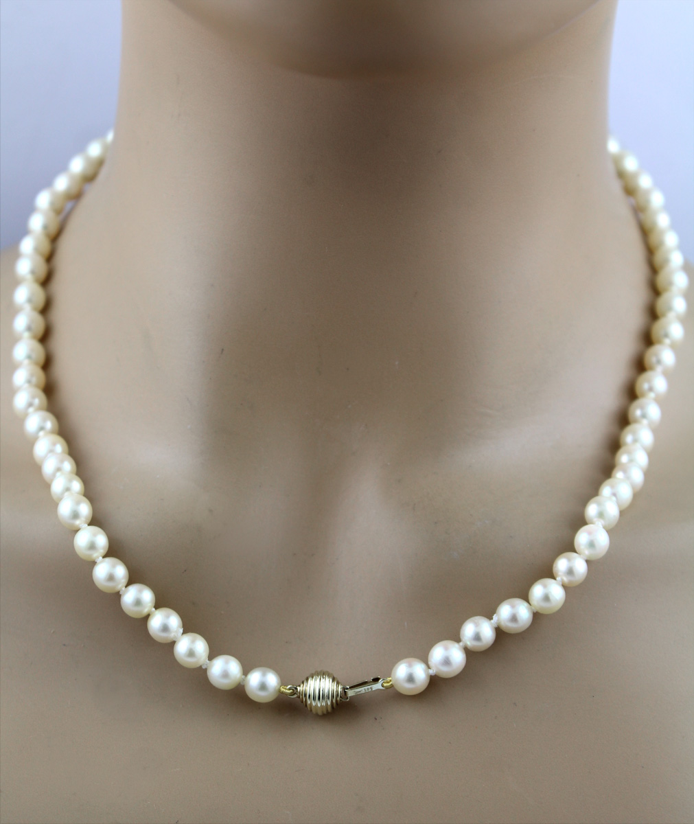 Perlenkette Japanische Akoyaperlen 6.8mm Gelbgold 14 Karat 44 Perlenkette Japanische Akoyaperlen 6.8mm Gelbgold 14 Karat 44